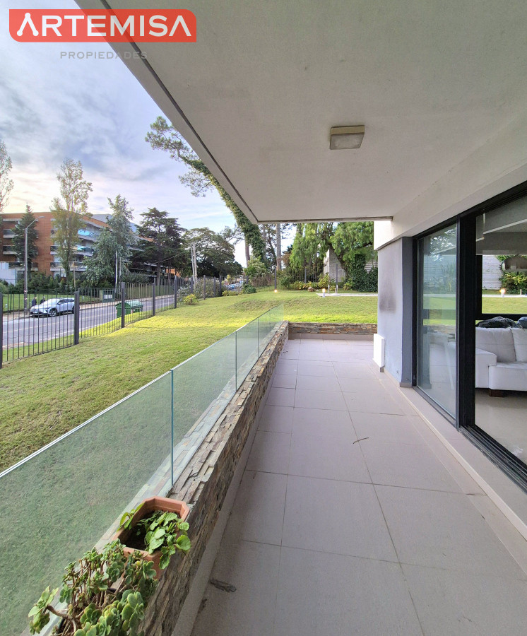 Apartamento ID.838 - Oportunidad Apartamento 2 dormitorios moderno gran terraza cochera piscina Playa Mansa Punta del Este