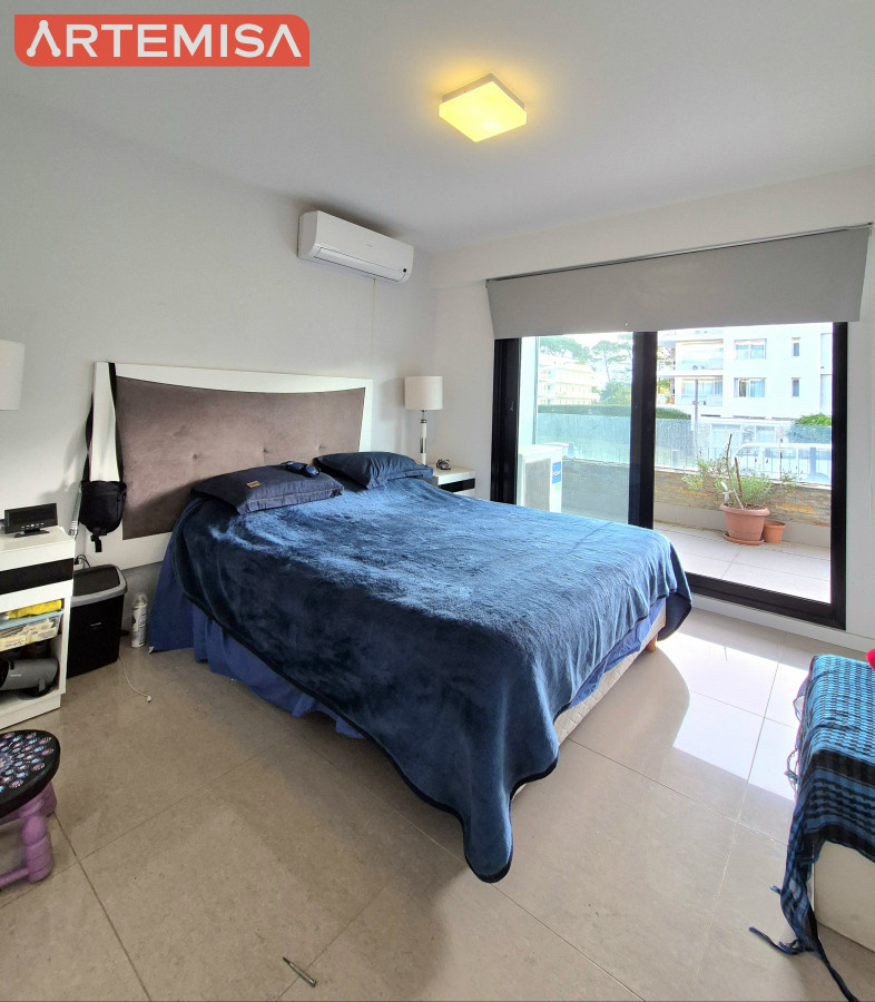 Apartamento ID.838 - Oportunidad Apartamento 2 dormitorios moderno gran terraza cochera piscina Playa Mansa Punta del Este