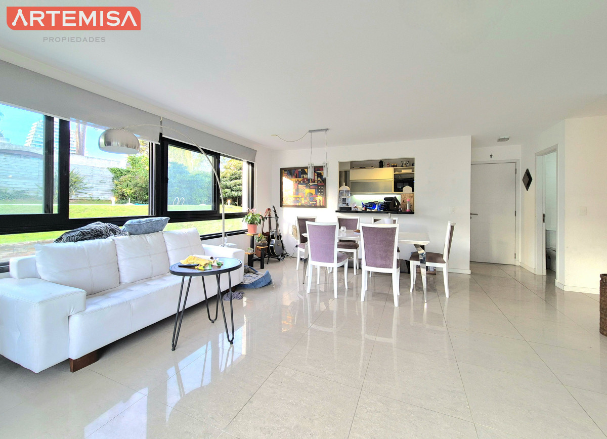 Apartamento ID.838 - Oportunidad Apartamento 2 dormitorios moderno gran terraza cochera piscina Playa Mansa Punta del Este