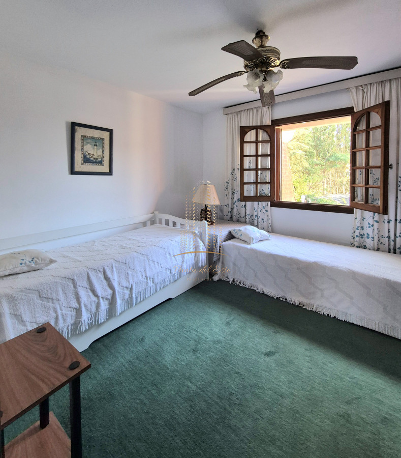 Apartamento ID.875 - Oportunidad venta casa 2 dormitorios Playa Mansa cochera y parrillero