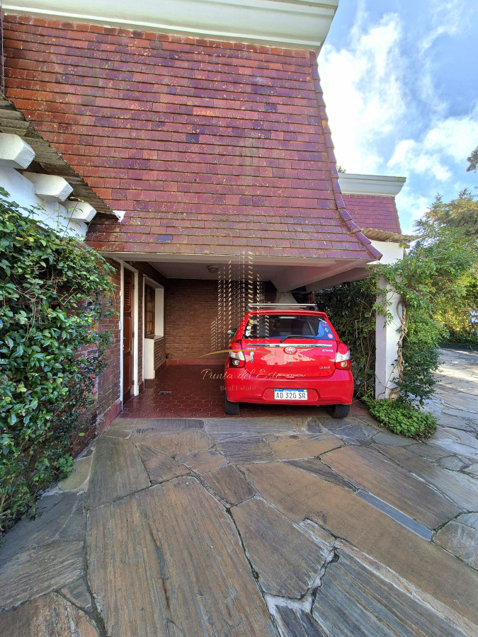 Apartamento ID.875 - Oportunidad venta casa 2 dormitorios Playa Mansa cochera y parrillero
