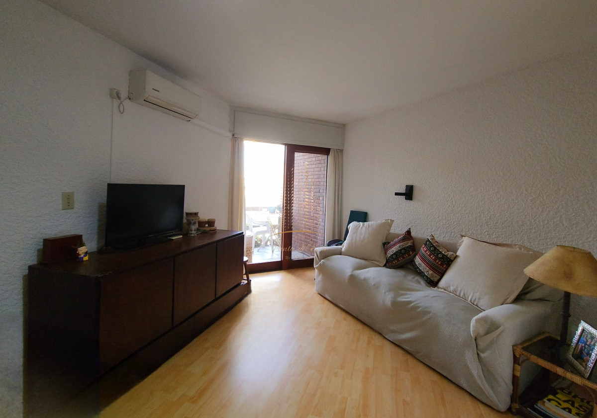Apartamento ID.500 - Apartamento en venta de 2 dormitorios 2 baños terraza cochera y estufa a leña Aidy Grill Punta del Este