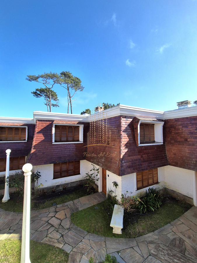 Apartamento ID.875 - Oportunidad venta casa 2 dormitorios Playa Mansa cochera y parrillero