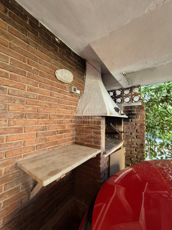 Apartamento ID.875 - Oportunidad venta casa 2 dormitorios Playa Mansa cochera y parrillero