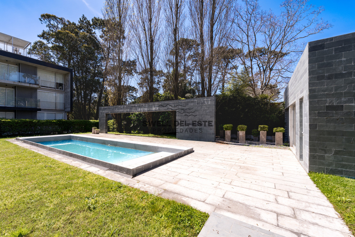 Apartamento ID.211 - Planta de Categoría apartamento 3 dormitorios moderno con parrillero en Playa Mansa Punta del Este