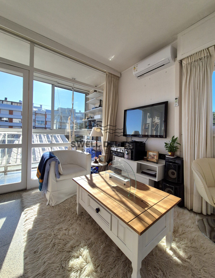 Apartamento ID.42 - Apartamento 1 dormitorio en venta con vista al Mar edificio primera línea Playa Mansa Punta del Este