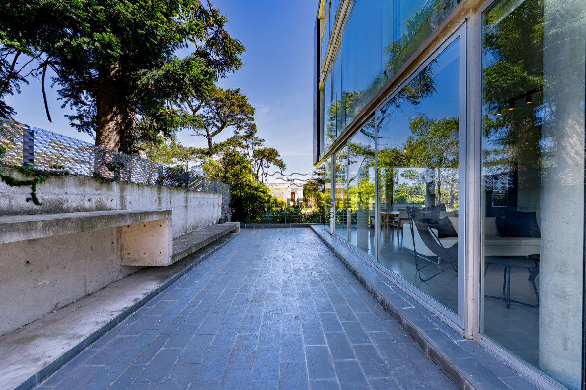 Apartamento ID.211 - Planta de Categoría apartamento 3 dormitorios moderno con parrillero en Playa Mansa Punta del Este