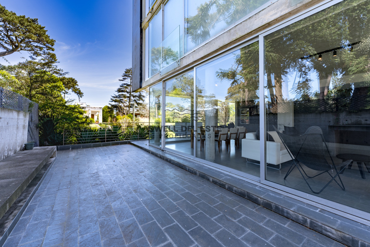 Apartamento ID.211 - Planta de Categoría apartamento 3 dormitorios moderno con parrillero en Playa Mansa Punta del Este