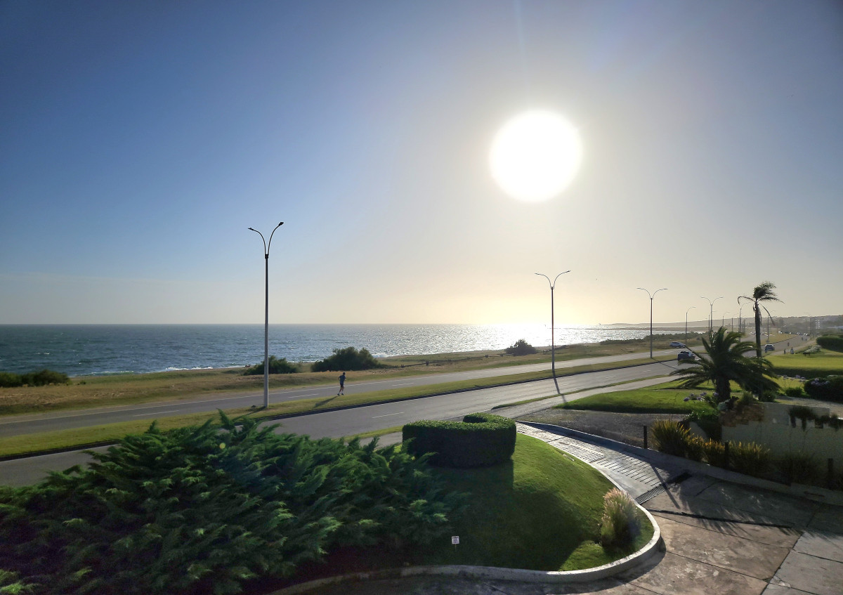 Apartamento reciclado 2 dormitorios frente al mar primera línea terraza cochera Playa Mansa Pinares