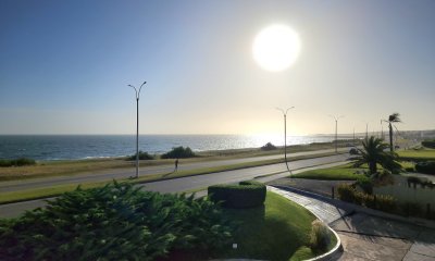 Apartamento reciclado 2 dormitorios frente al mar primera línea terraza cochera Playa Mansa Pinares