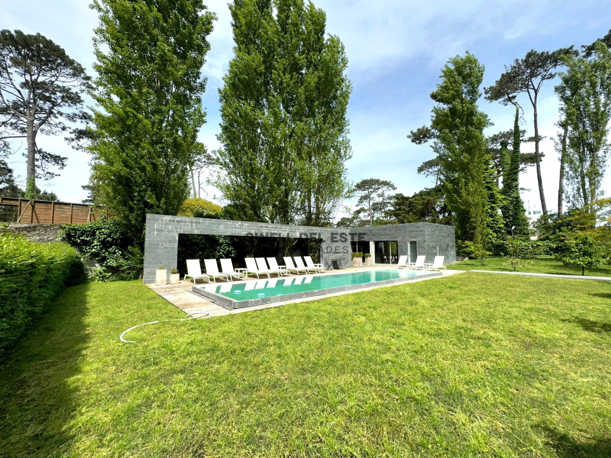 Apartamento ID.211 - Planta de Categoría apartamento 3 dormitorios moderno con parrillero en Playa Mansa Punta del Este