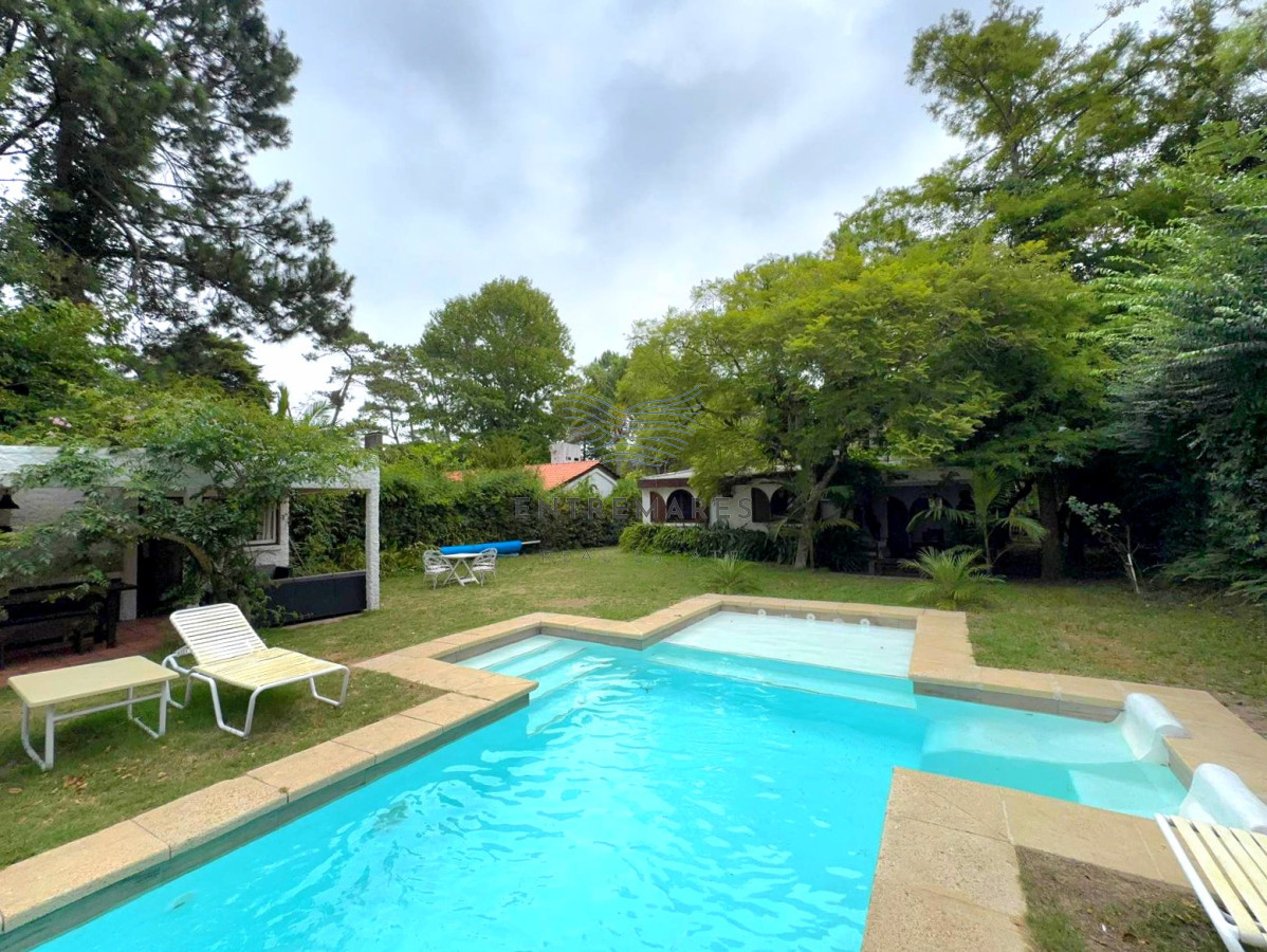 Casa ID.124 - Casa 2 dormitorios + 2 dependencias completas en Pinares con piscina climatizada y barbacoa cercana al mar Punta del Este