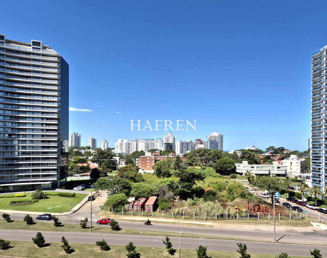 Apartamento ID.79 - Apartamento de 2 dormitorios, terraza y cochera. A sólo 200mts del mar en Playa Mansa Punta del Este