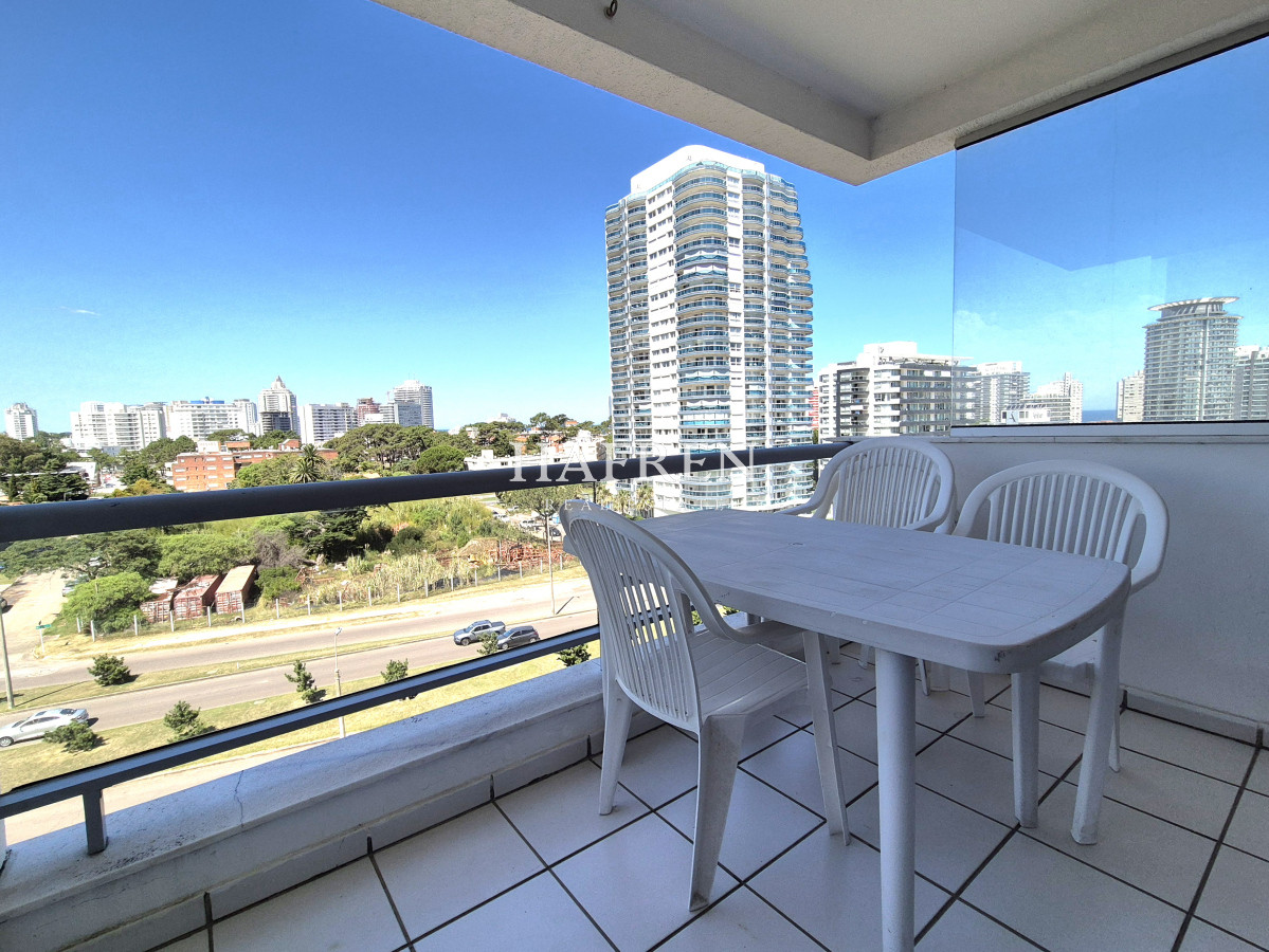 Apartamento ID.79 - Apartamento de 2 dormitorios, terraza y cochera. A sólo 200mts del mar en Playa Mansa Punta del Este