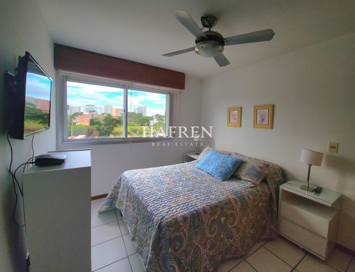 Apartamento ID.79 - Apartamento de 2 dormitorios, terraza y cochera. A sólo 200mts del mar en Playa Mansa Punta del Este