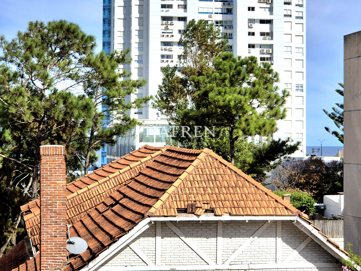 Apartamento ID.126 - Apartamento 2 dormitorios, terraza y cochera a sólo 100mts del mar en Playa Mansa Punta del Este