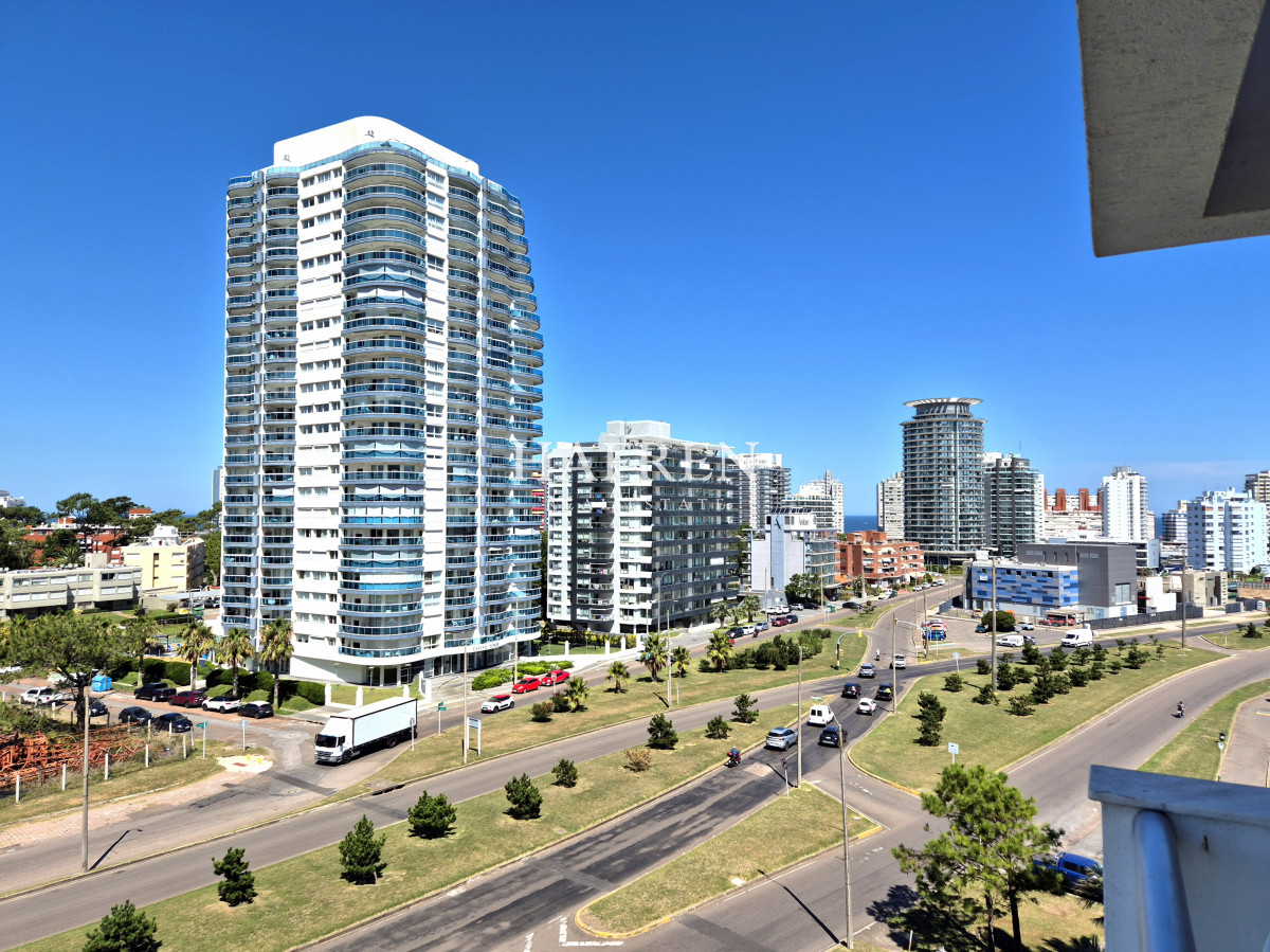 Apartamento ID.79 - Apartamento de 2 dormitorios, terraza y cochera. A sólo 200mts del mar en Playa Mansa Punta del Este