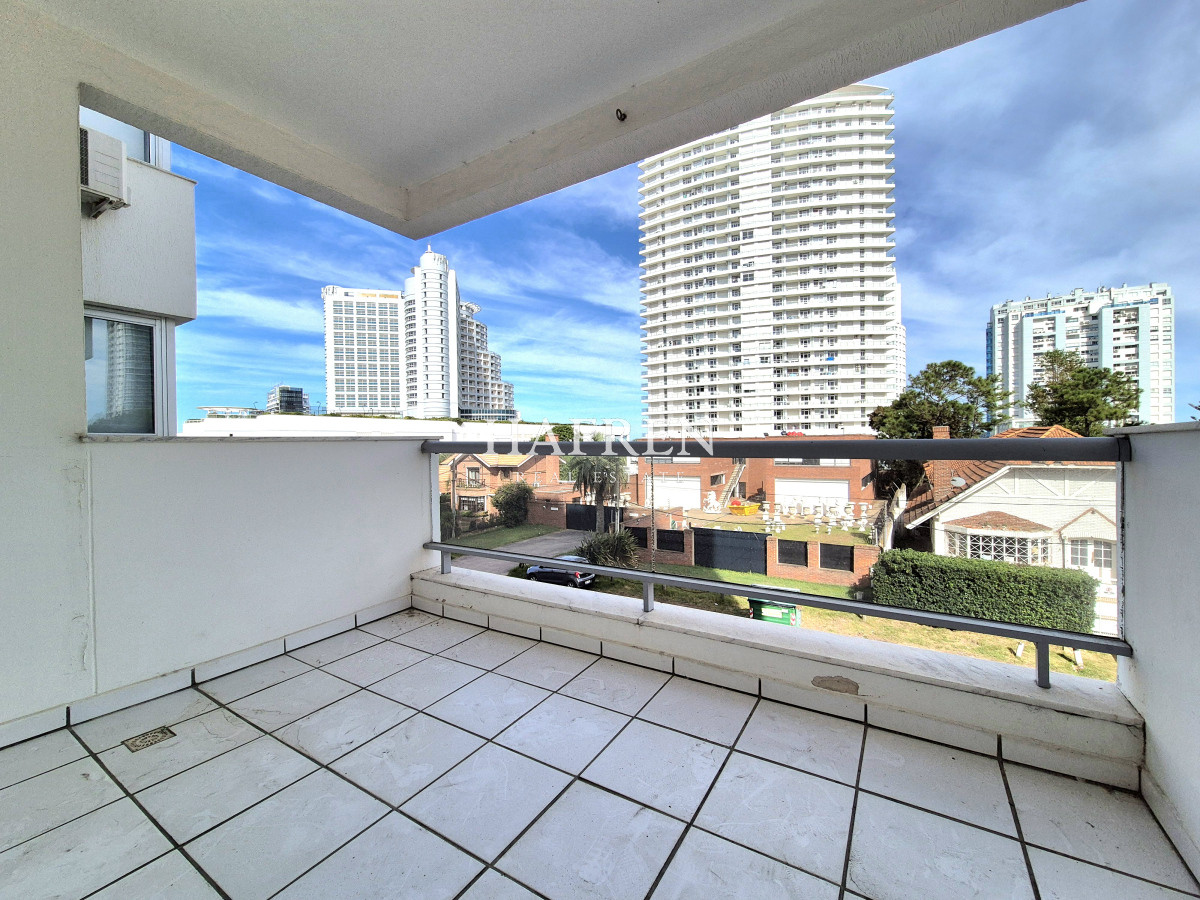 Apartamento ID.126 - Apartamento 2 dormitorios, terraza y cochera a sólo 100mts del mar en Playa Mansa Punta del Este