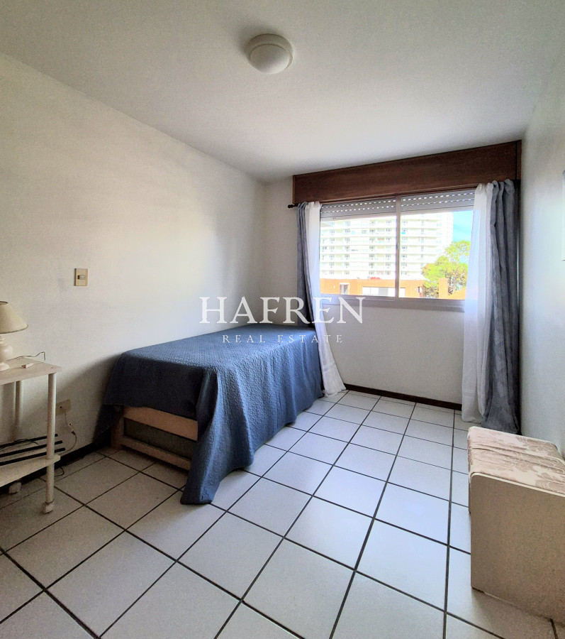 Apartamento ID.126 - Apartamento 2 dormitorios, terraza y cochera a sólo 100mts del mar en Playa Mansa Punta del Este
