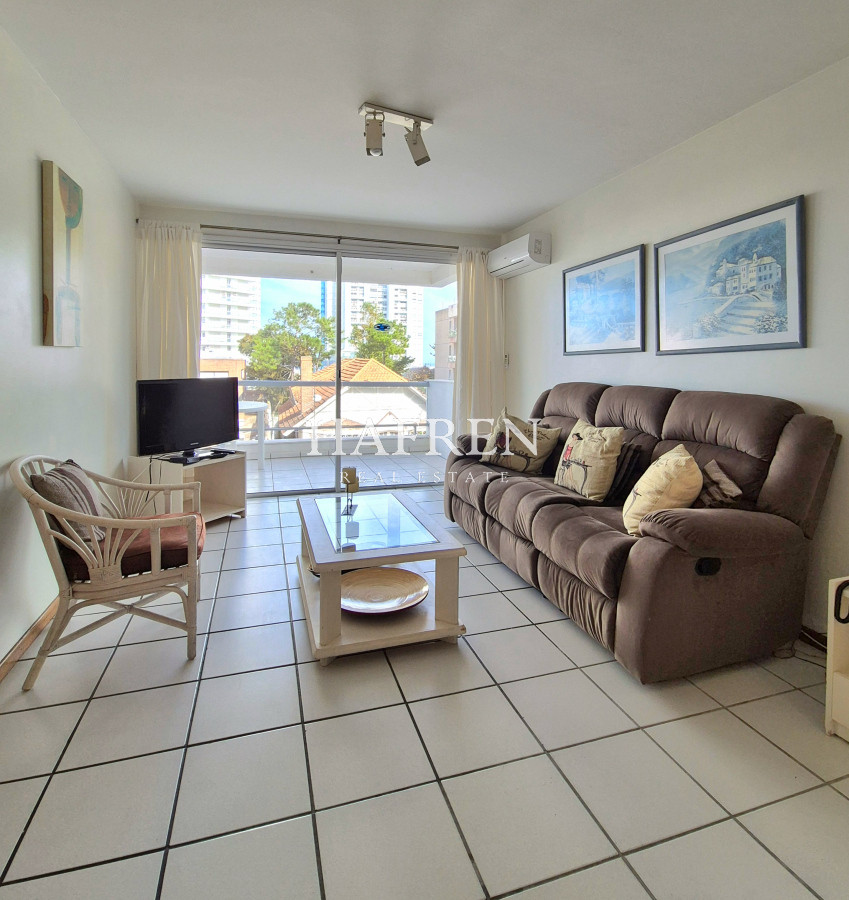 Apartamento ID.126 - Apartamento 2 dormitorios, terraza y cochera a sólo 100mts del mar en Playa Mansa Punta del Este