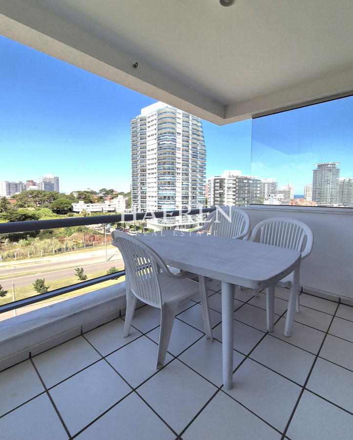 Apartamento ID.79 - Apartamento de 2 dormitorios, terraza y cochera. A sólo 200mts del mar en Playa Mansa Punta del Este