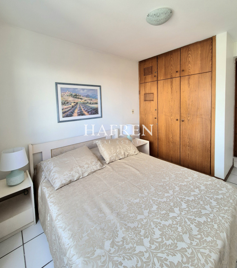 Apartamento ID.126 - Apartamento 2 dormitorios, terraza y cochera a sólo 100mts del mar en Playa Mansa Punta del Este
