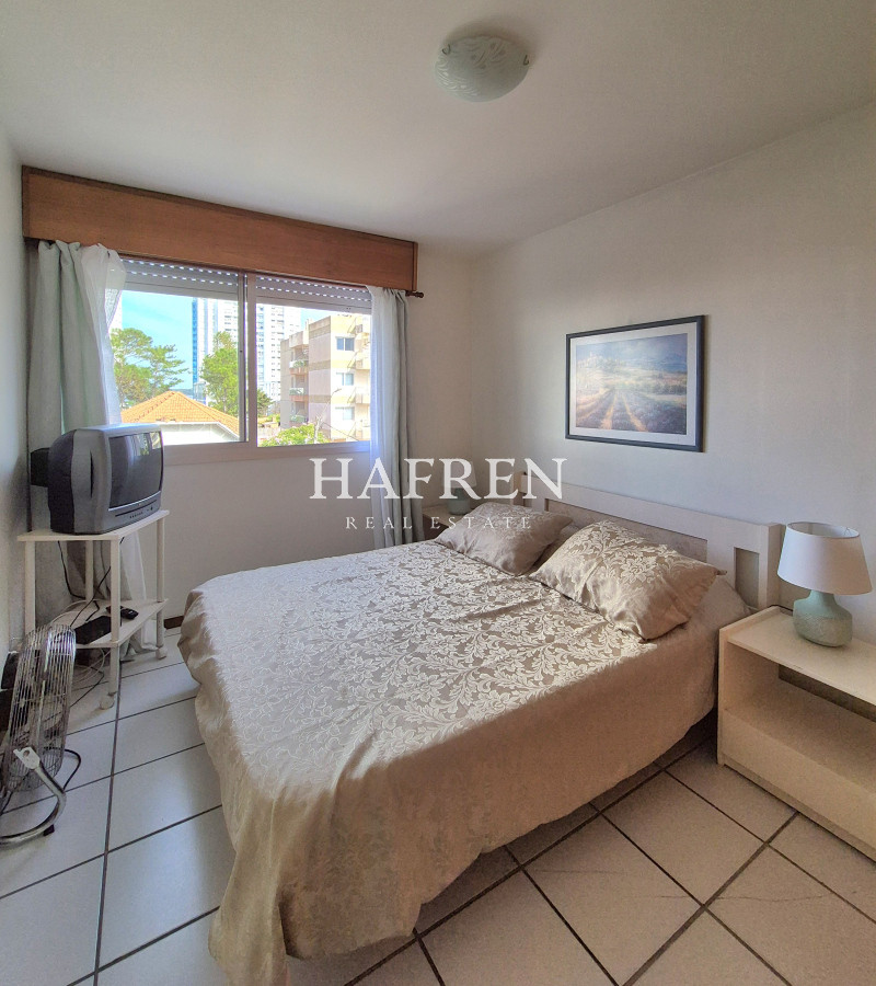 Apartamento ID.126 - Apartamento 2 dormitorios, terraza y cochera a sólo 100mts del mar en Playa Mansa Punta del Este