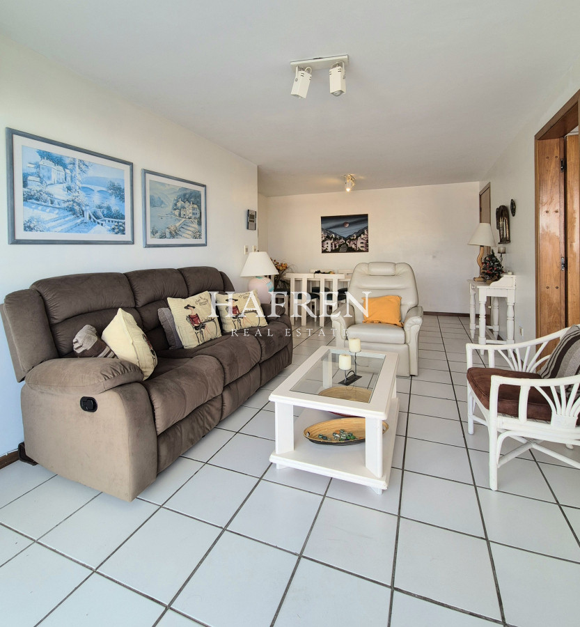 Apartamento ID.126 - Apartamento 2 dormitorios, terraza y cochera a sólo 100mts del mar en Playa Mansa Punta del Este
