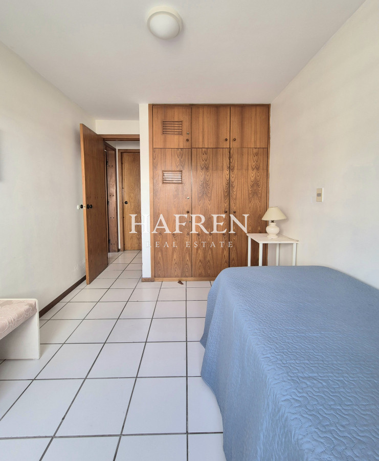 Apartamento ID.126 - Apartamento 2 dormitorios, terraza y cochera a sólo 100mts del mar en Playa Mansa Punta del Este