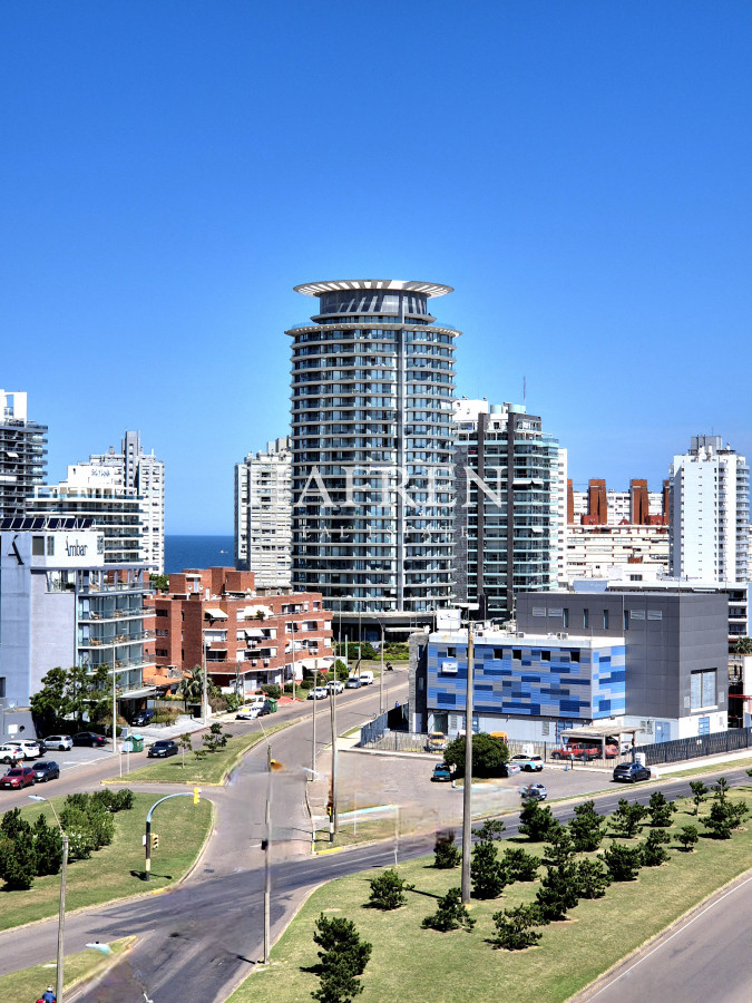 Apartamento ID.79 - Apartamento de 2 dormitorios, terraza y cochera. A sólo 200mts del mar en Playa Mansa Punta del Este