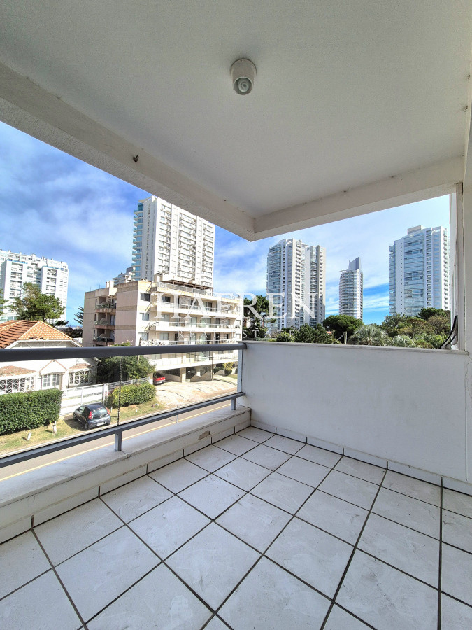 Apartamento ID.126 - Apartamento 2 dormitorios, terraza y cochera a sólo 100mts del mar en Playa Mansa Punta del Este