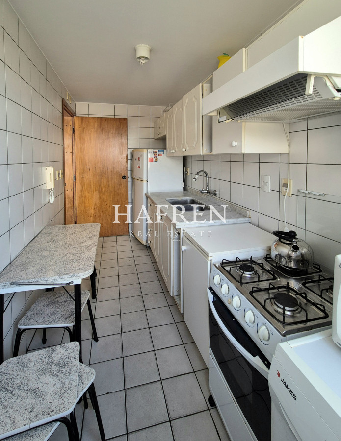 Apartamento ID.126 - Apartamento 2 dormitorios, terraza y cochera a sólo 100mts del mar en Playa Mansa Punta del Este