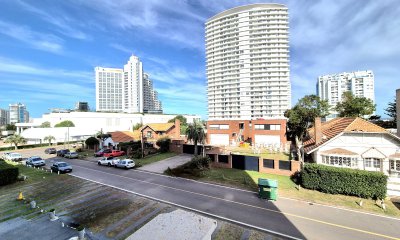 Apartamento 2 dormitorios, terraza y cochera a sólo 100mts del mar en Playa Mansa Punta del Este