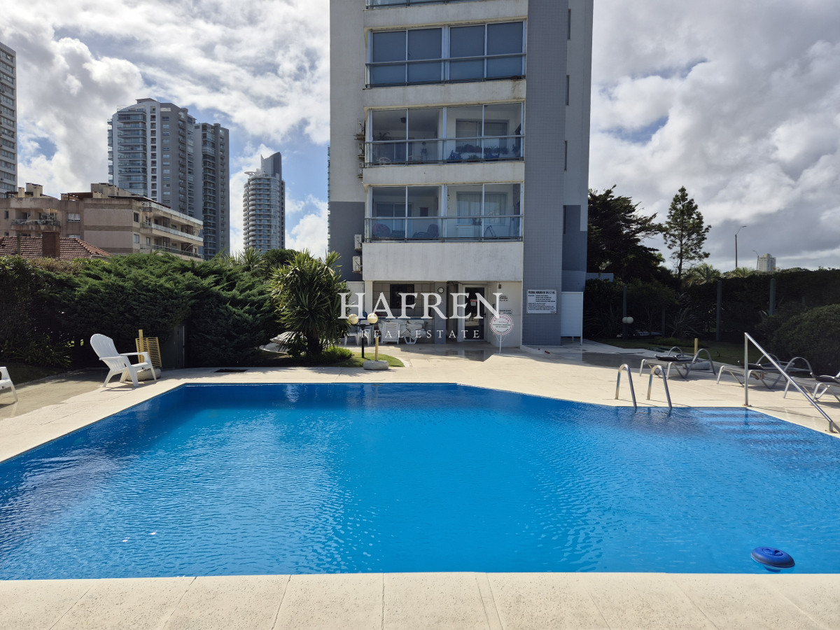 Apartamento ID.126 - Apartamento 2 dormitorios, terraza y cochera a sólo 100mts del mar en Playa Mansa Punta del Este