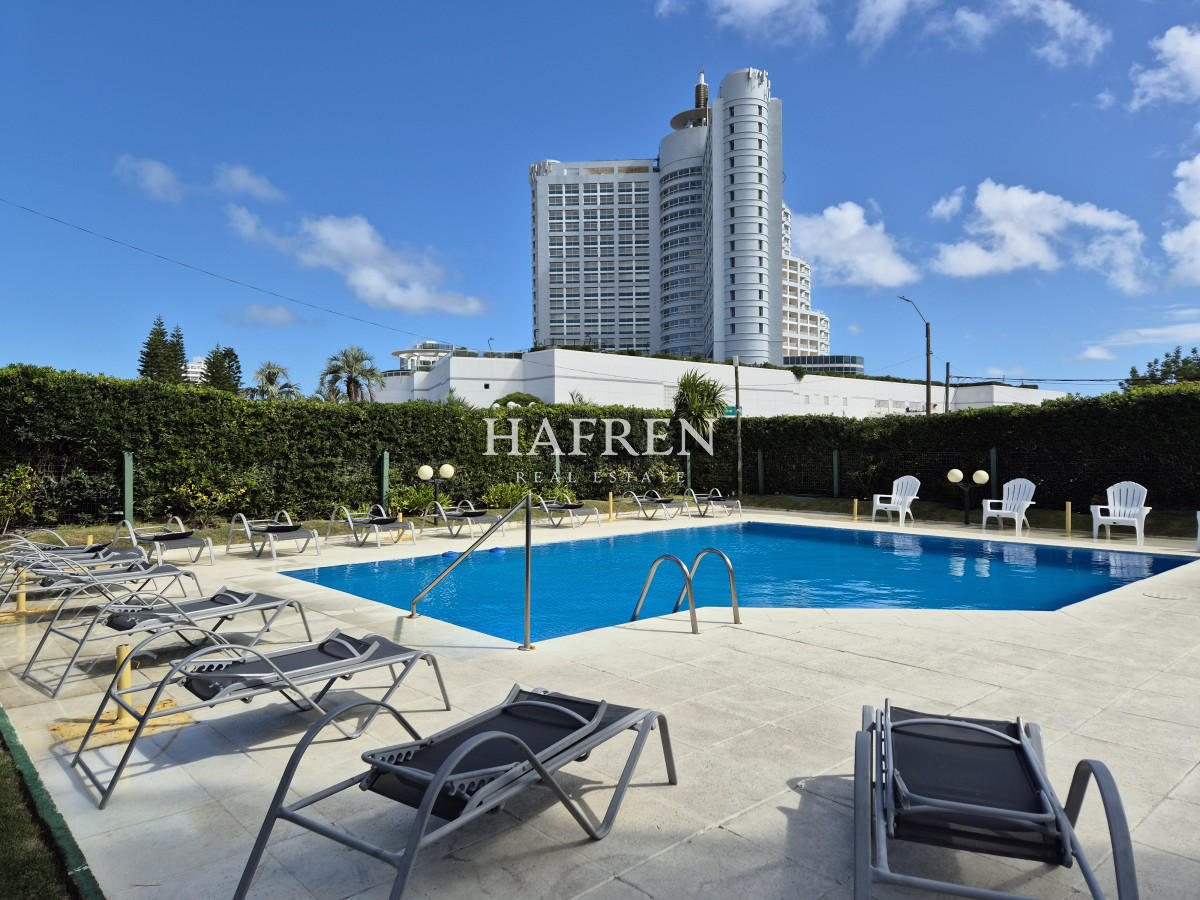 Apartamento ID.126 - Apartamento 2 dormitorios, terraza y cochera a sólo 100mts del mar en Playa Mansa Punta del Este