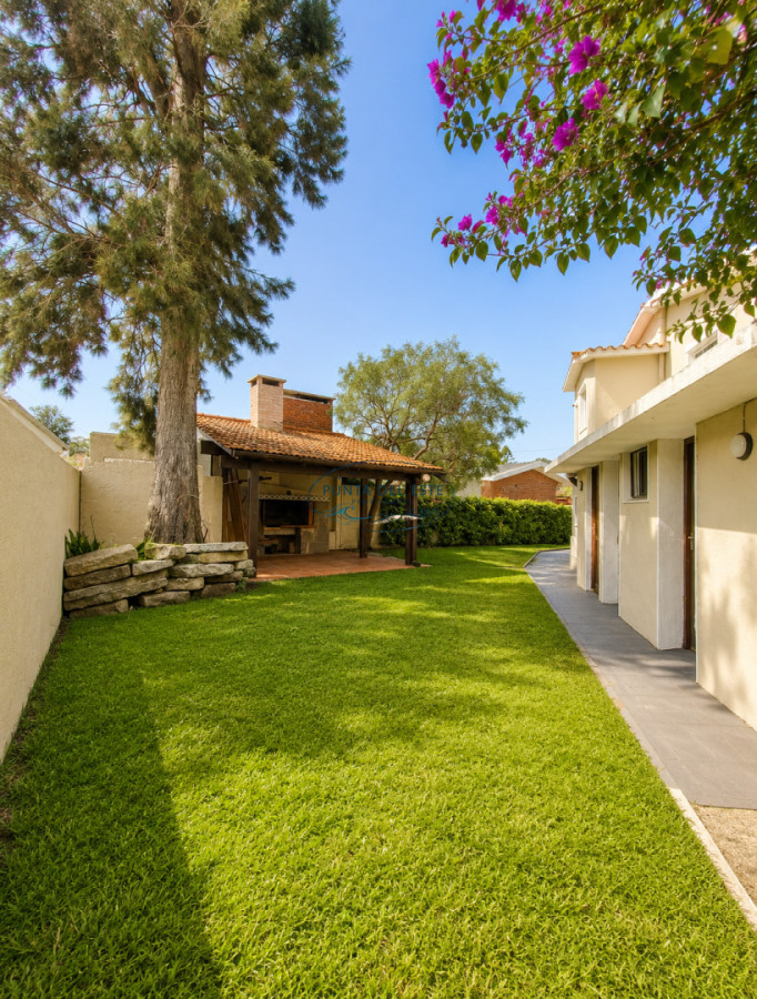 Casa ID.154 - Casa 5 dormitorios + dependencia a 150mts del mar Playa Masa