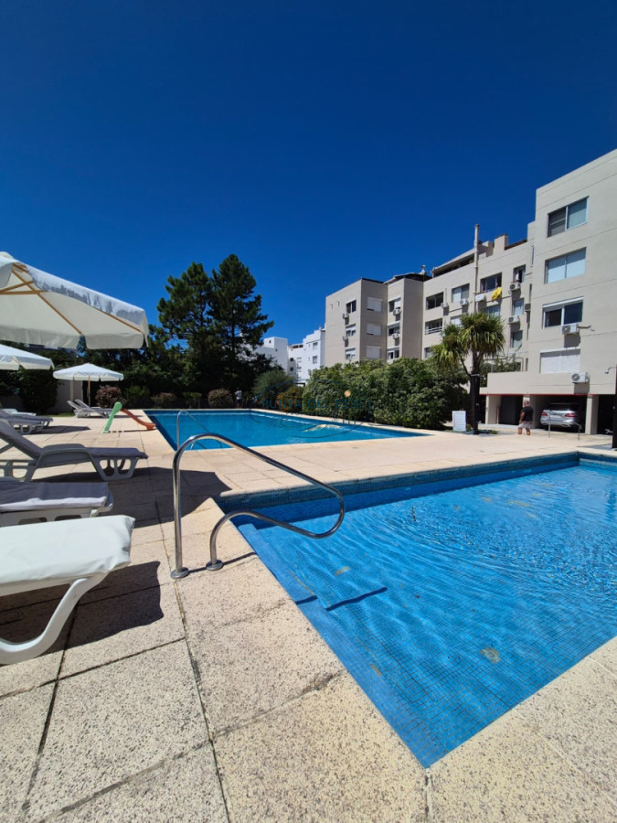 Apartamento ID.153 - Penthouse frente al mar 3 dormitorios reciclado estufa a leña, barbacoa cerrada Pinares Punta del Este