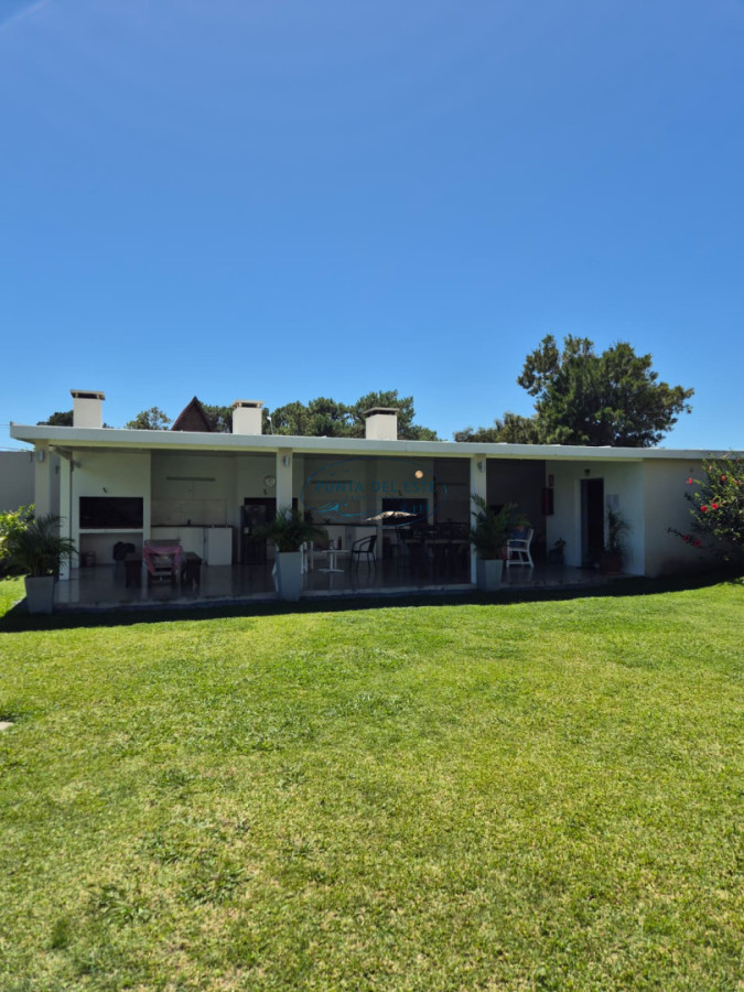 Apartamento ID.153 - Penthouse frente al mar 3 dormitorios reciclado estufa a leña, barbacoa cerrada Pinares Punta del Este