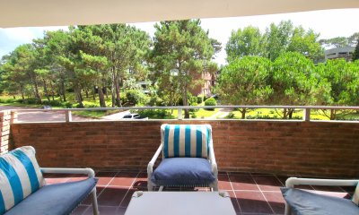 Apartamento de 2 dormitorios 2 baños con garage en Playa Mansa