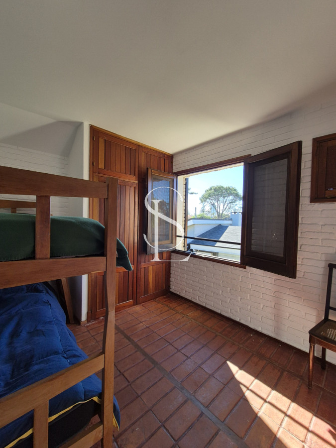 Casa ID.164 - Oportunidad Casa de 4 dormitorios cercana al mar construcción tradicional barbacoa piscina Playa Mansa Punta del Este