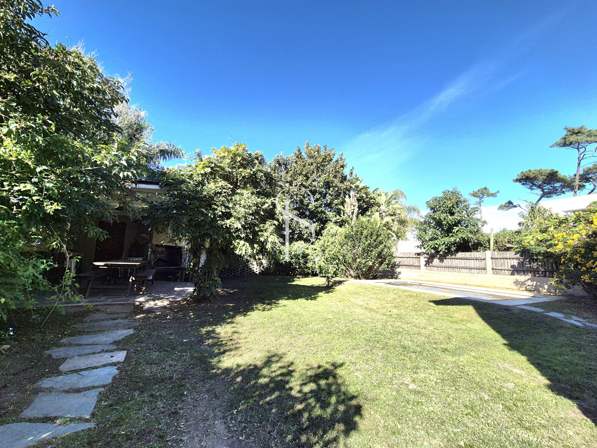Casa ID.164 - Oportunidad Casa de 4 dormitorios cercana al mar construcción tradicional barbacoa piscina Playa Mansa Punta del Este