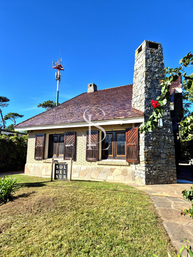 Casa ID.164 - Oportunidad Casa de 4 dormitorios cercana al mar construcción tradicional barbacoa piscina Playa Mansa Punta del Este