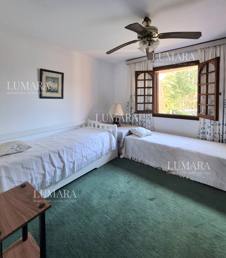 Apartamento ID.2323 - Oportunidad venta casa 2 dormitorios Playa Mansa cochera y parrillero