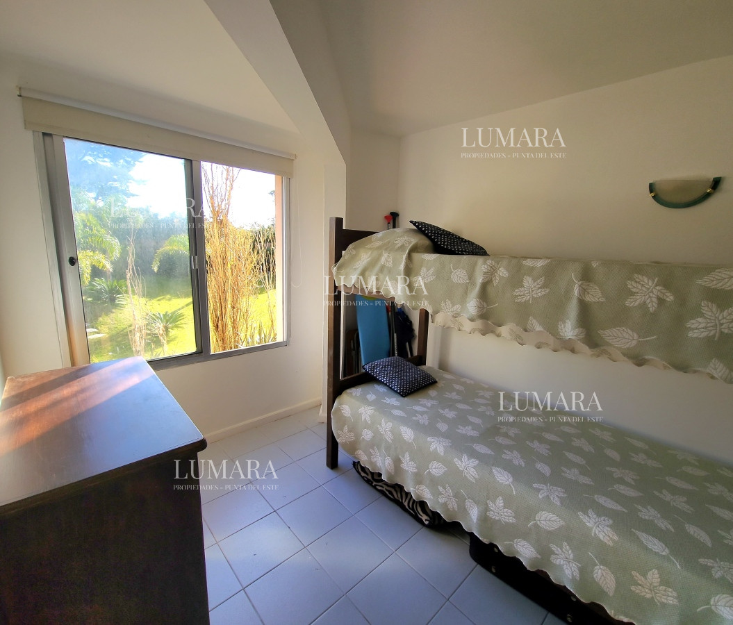 Apartamento ID.942 - Apartamento 3 dormitorios primera linea frente al mar Playa Mansa Pinares con piscina y cochera