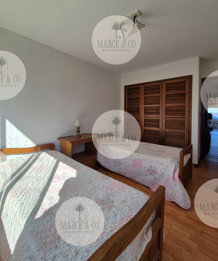 Apartamento ID.2219 - Apartamento 2 dormitorios Vista infinita al mar primera línea con estufa a leña esquinero al oeste garage Playa Mansa Punta del Este