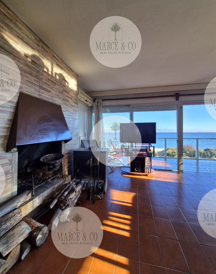 Apartamento ID.2219 - Apartamento 2 dormitorios Vista infinita al mar primera línea con estufa a leña esquinero al oeste garage Playa Mansa Punta del Este