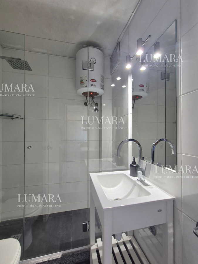 Apartamento ID.3137 - Oportunidad de 2 dormitorios con vista al mar y balcón Primera línea Playa Mansa 