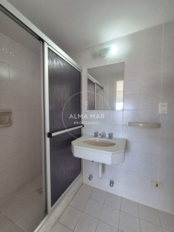 Apartamento ID.825 - Oportunidad apartamento semi-reciclado 3 dormitorios 2 baños garage Península Punta del Este Duplex-Penthouse 