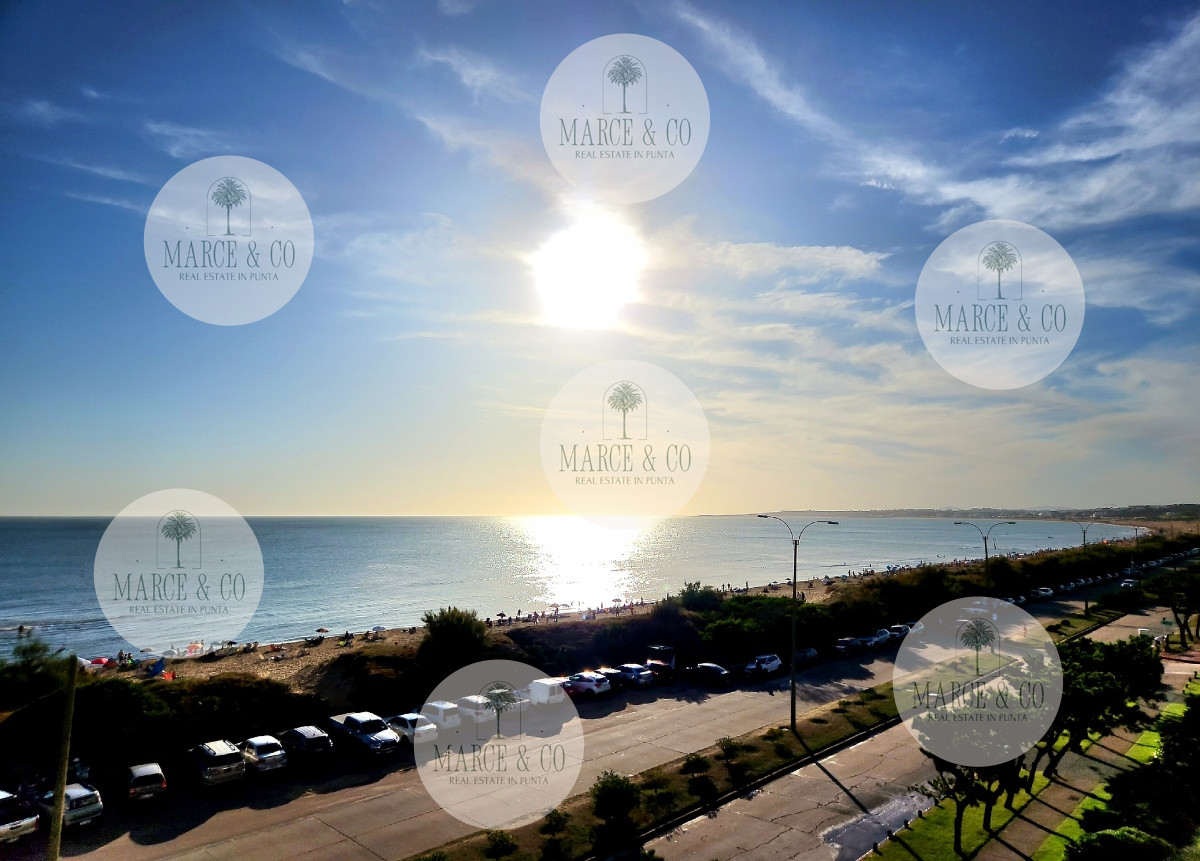 Apartamento ID.2219 - Apartamento 2 dormitorios Vista infinita al mar primera línea con estufa a leña esquinero al oeste garage Playa Mansa Punta del Este