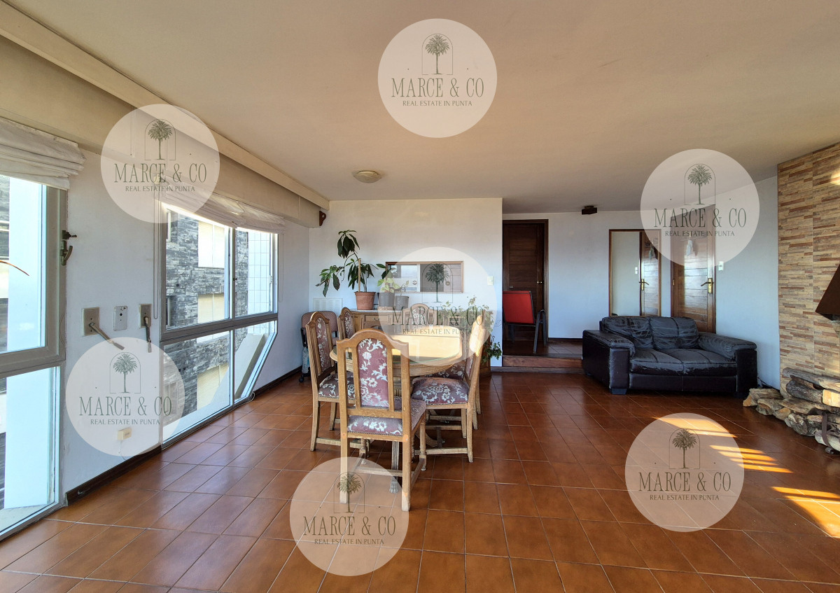 Apartamento ID.2219 - Apartamento 2 dormitorios Vista infinita al mar primera línea con estufa a leña esquinero al oeste garage Playa Mansa Punta del Este